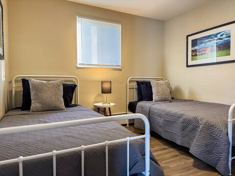 Sleeps 4! 1 Bedroom, 3 Beds w/ Parking + WIFI