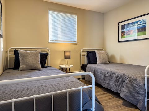 Sleeps 4! 1 Bedroom, 3 Beds w/ Parking + WIFI