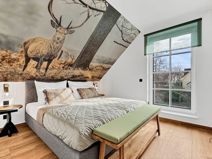 次卧有骄傲的鹿。