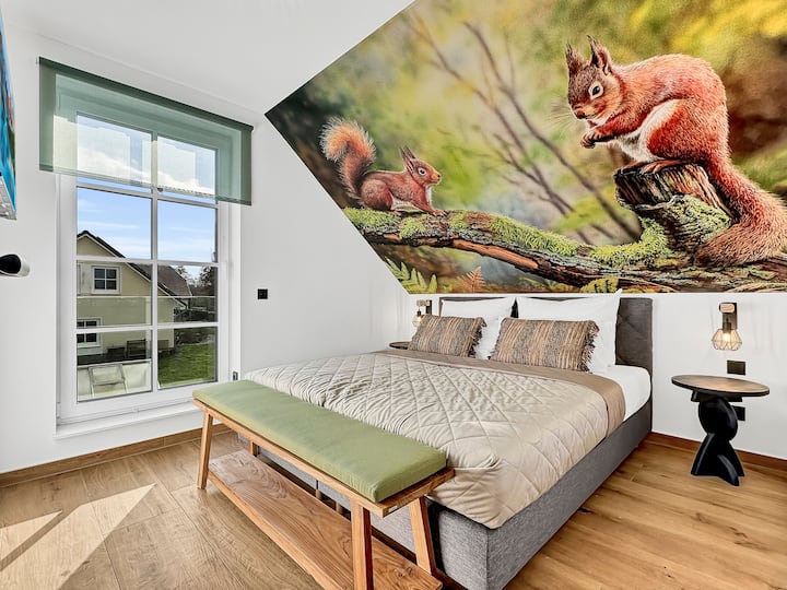 每间卧室都配有独立的照片墙纸。