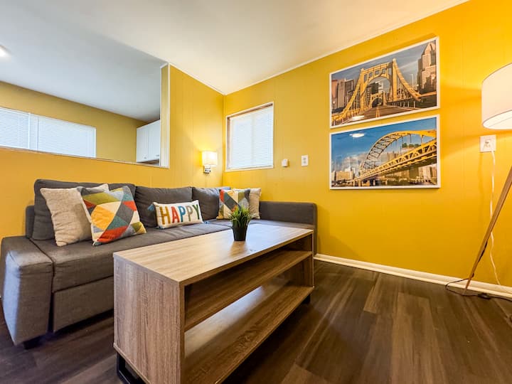 Mtindo wa starehe wa sebule hufanya iwe mahali pazuri pa kupumzika, kukiwa na viti vya kutosha na mazingira mazuri.