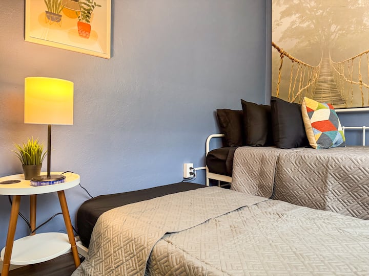 Unapoingia kwenye vitanda viwili, umezungukwa na mazingira ya utulivu ambayo yanaahidi usingizi wa usiku wenye utulivu.