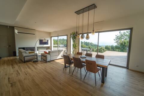 2 guest rooms with exceptional views