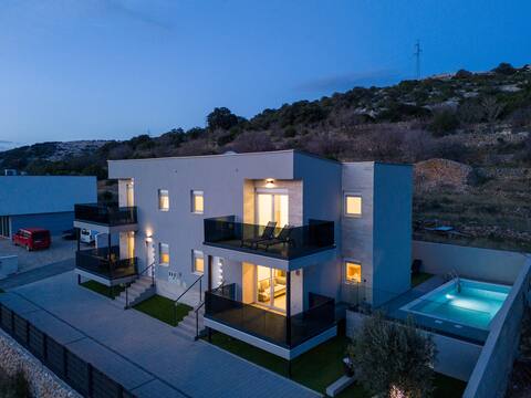 Top Airbnb: La Vie, luxury penthouse for 8 with a pool in Stara Novalja
