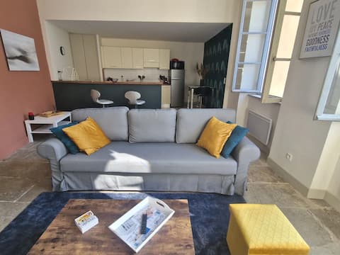 Popular Airbnb listing: The Apartment of the Arenas - Nîmes in Nîmes