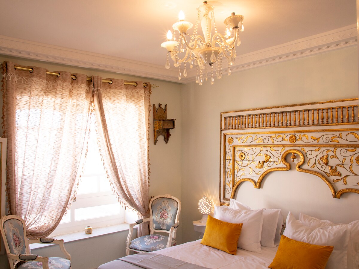 горна спална соба со брачен кревет (широк 150-179 см