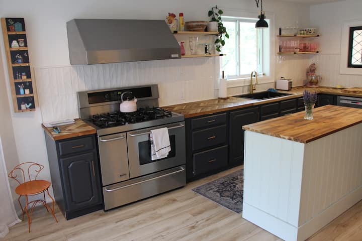 Boutique Suites In Pec With Hot Tub - Belleville