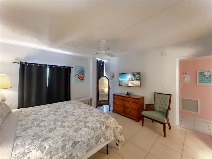 Пространата главна спална соба е многу удобна.