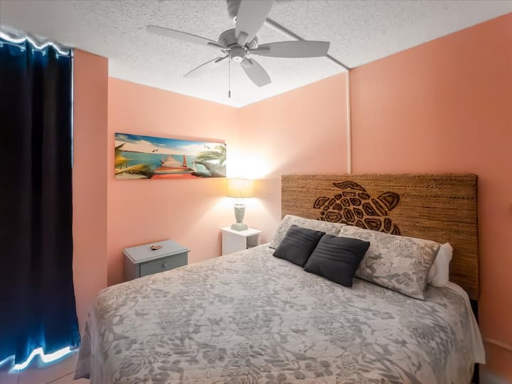 Спијте длабоко во оваа удобна спална соба.