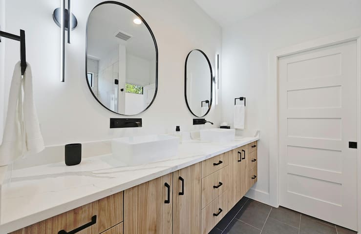 Stunning New Modern Perfection With Pool Oasis! gallery image 5