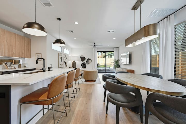 Stunning New Modern Perfection With Pool Oasis! gallery image 3