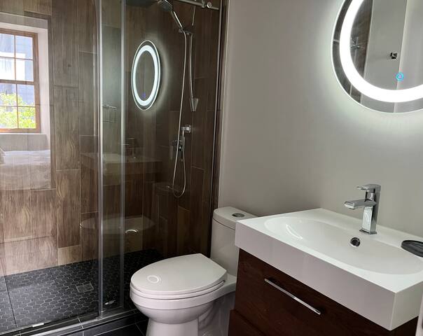 Sublime condo with Parking in Old Montreal gallery image 5