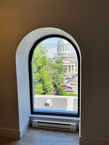 Sublime condo with Parking in Old Montreal gallery image 4