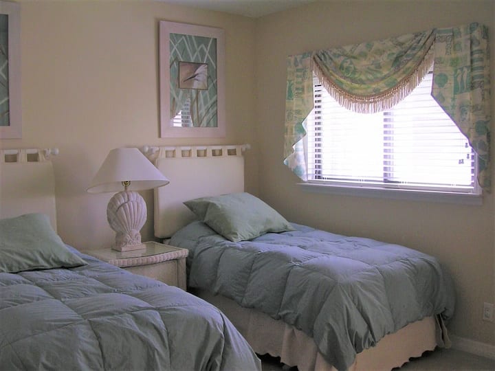 Spavaća soba s 2 odvojena kreveta udobna je, svijetla i vesela.