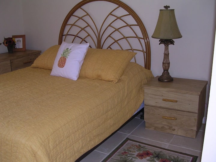 U drugoj spavaćoj sobi nalazi se udoban bračni krevet u kojem ćete uživati u dubokom spavanju.