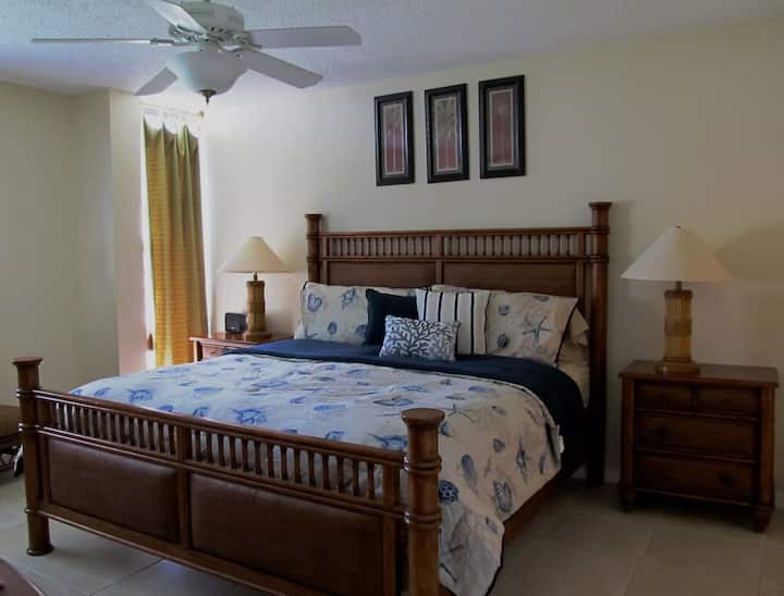 Glavna spavaća soba ima plišani bračni krevet na kojem ćete se dobro naspavati.