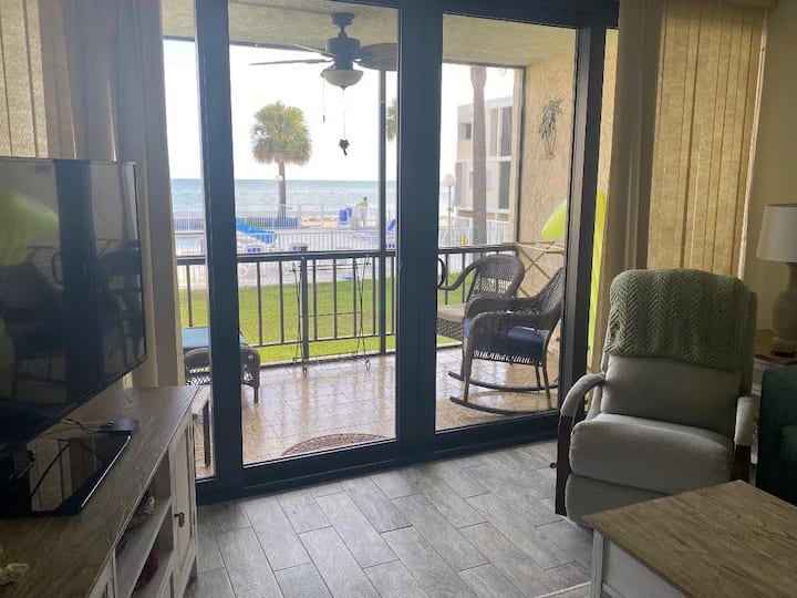 Oddýchnite si pred televízorom v klimatizovanom pohodlí alebo vyjdite na terasu a vychutnajte si upokojujúci výhľad. 