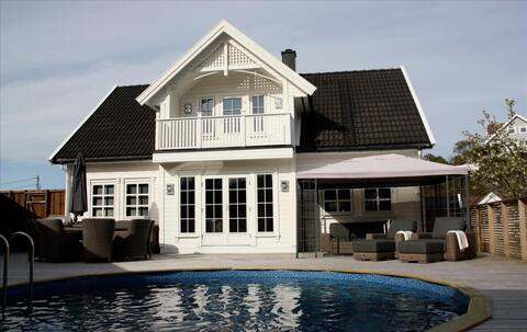 Sørland house with pool & jetty