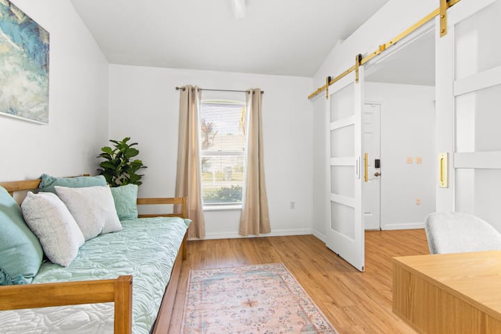 Habitación extra con puertas para total privacidad, capacidad para 2 personas