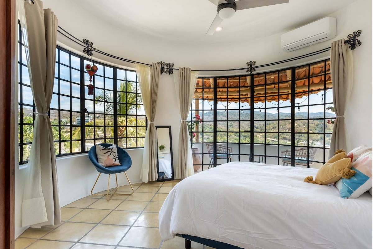 Спалня на основния етаж, голямо двойно легло, с изглед.