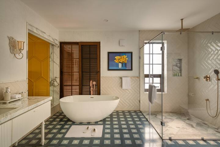 Full bathroom 3 image 1