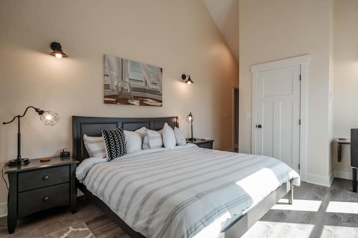 Deze slaapkamer heeft een eigen badkamer en een kingsize bed, samen met een opklapbed met twee eenpersoonsbedden in de kast. 