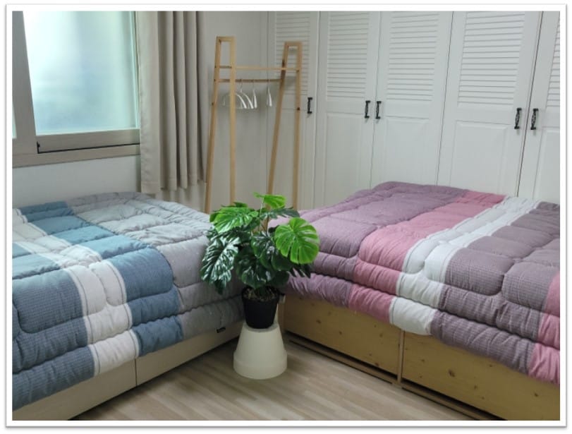 Დიდ ოთახში დგას ორი ერთადგილიანი საწოლი, საგარდერობო მაგიდა და პორტატული მაგიდა.

Ეს არის აპარტამენტი ორი ან მეტი ადამიანისგან შემდგარი ოჯახებისთვის.