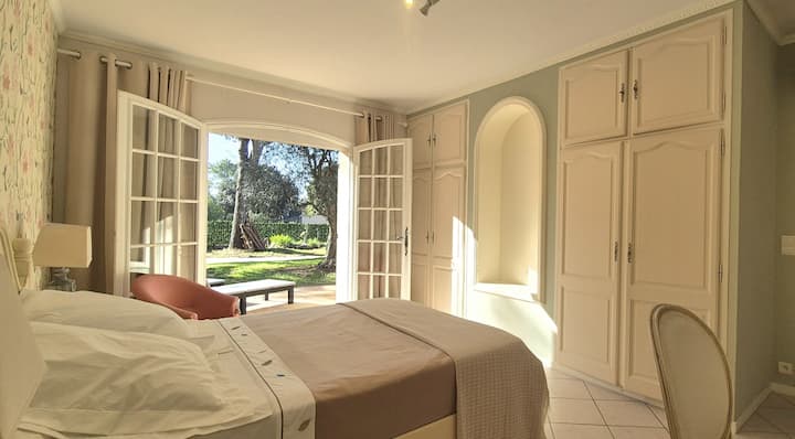 Amka katika chumba hiki ukiwa umeoga kwa mwanga, ukiwa wazi kwa bustani nzuri. Ukiwa kwenye starehe ya kitanda chako, furahia mwonekano mzuri wa miti na sehemu za kijani kibichi.