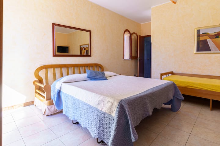 سرير أريكة كبير ومريح في وضع سرير مزدوج.