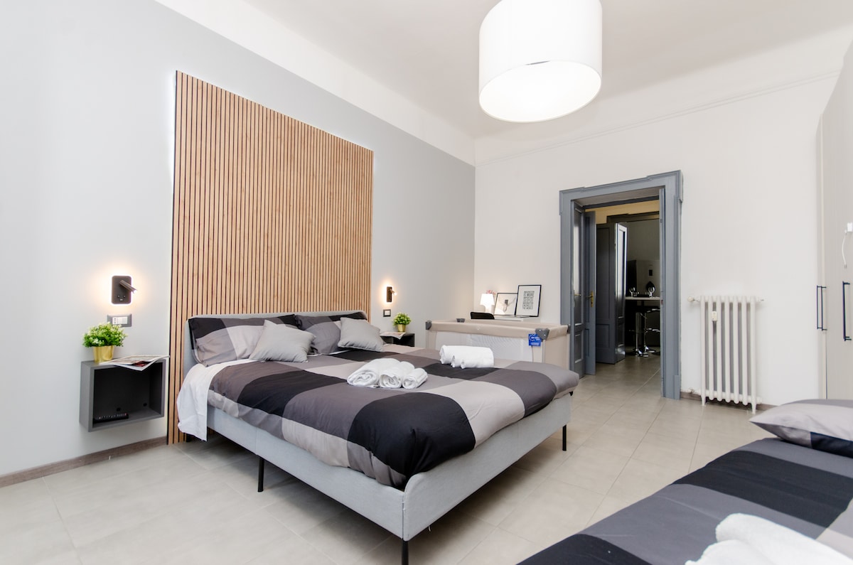 Exclusivo oasis de comodidad: ¡disfruta del lujo en esta habitación impecable! Acogedora cama doble, un acogedor sofá cama, un armario grande para tus tesoros, un escritorio para inspirar creatividad y un televisor de 50 pulgadas.