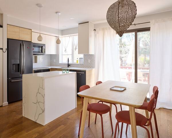 Luxury Townhouse, Urban Oasis Mins to Manhattan