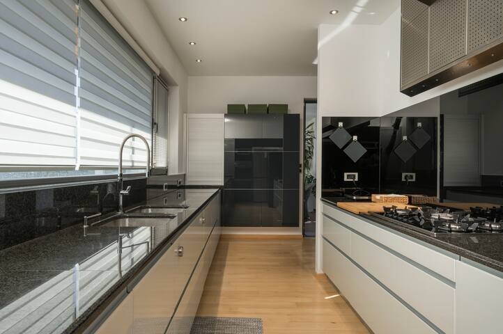 Modern villa w/pool, near beach & city centre gallery image 5