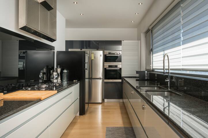 Modern villa w/pool, near beach & city centre gallery image 4