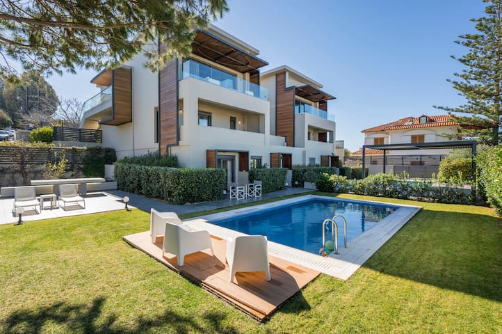 Modern villa w/pool, near beach & city centre