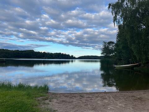Stuga vid sjön