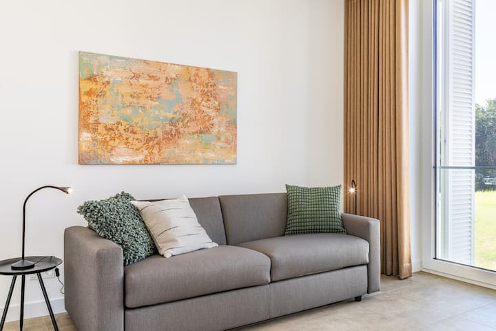 חדר שינה שני עם ספה נפתחת ונוחה