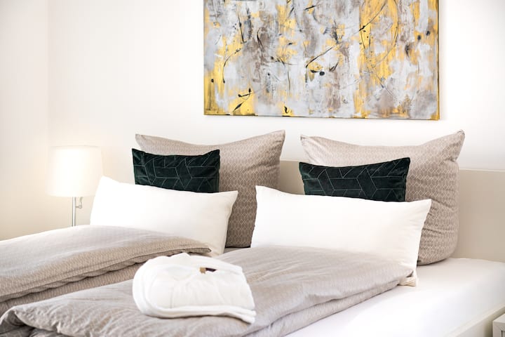 חדר שינה עם מיטה זוגית נוחה