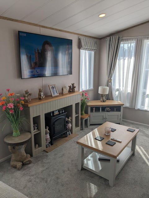 Top Airbnb: Hurnea Heaven - Luxury Lodge with Air Conditioning in Burgh Castle