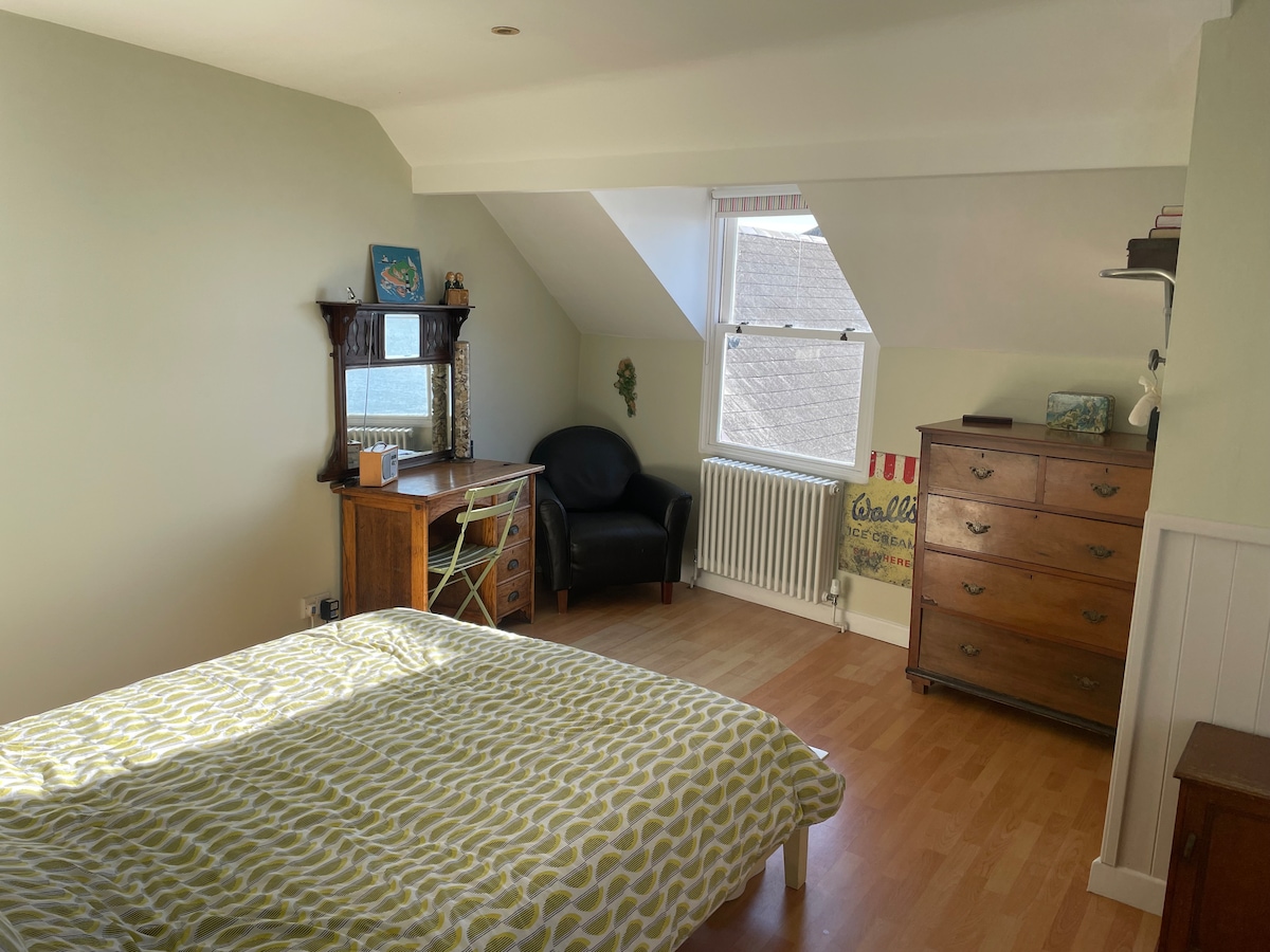 Отпуснете се в светлата светла двойна спалня на последния етаж. Седнете и ще видите морето.