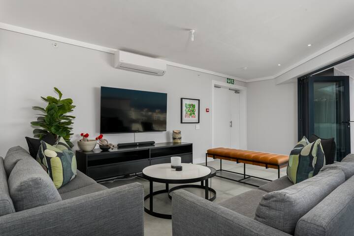 Penthouse with Gorgeous Mountain & Ocean Views gallery image 2