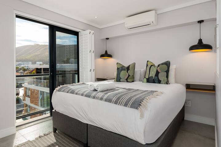 Penthouse with Gorgeous Mountain & Ocean Views gallery image 3