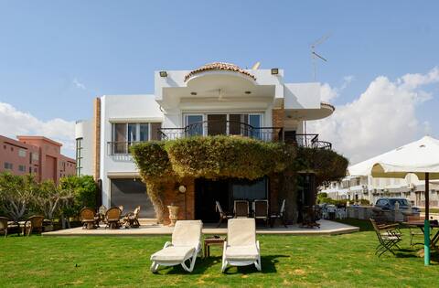 7-BR BeachFront Red Sea Villa Perfect for Groups