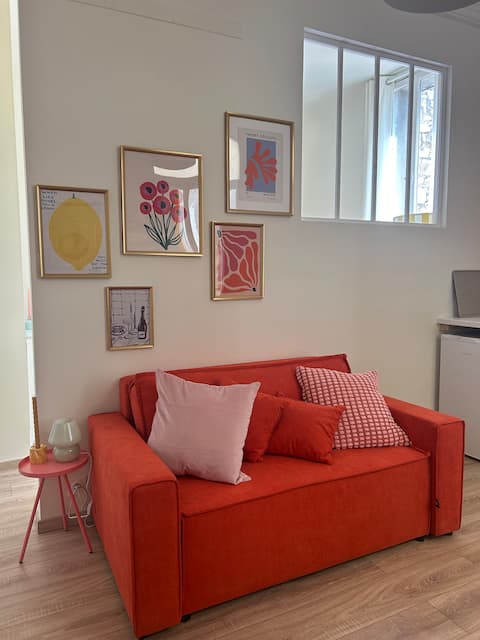 Propriété Airbnb réussie: The 30 m2 floor in the heart of a Haussmann building à Sète