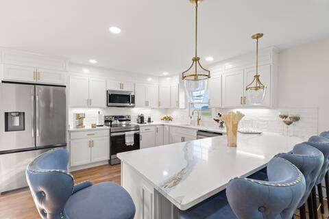 The Luxe/ Country Views/King Beds/ Pool Table
