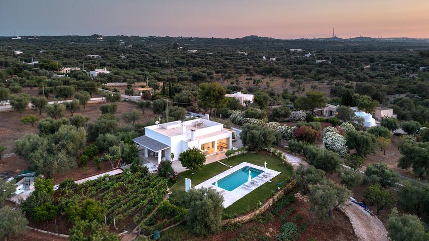 Villa La Vigna, stylish hideaway with private pool gallery image 2