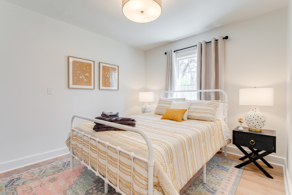 Კომფორტული ორადგილიანი საწოლი ერთ-ერთ სასტუმრო ოთახში.