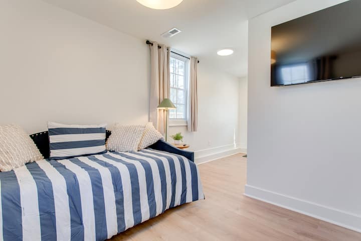 Esta segunda habitación nido también es su propia entrada desde la parte trasera y un baño privado.