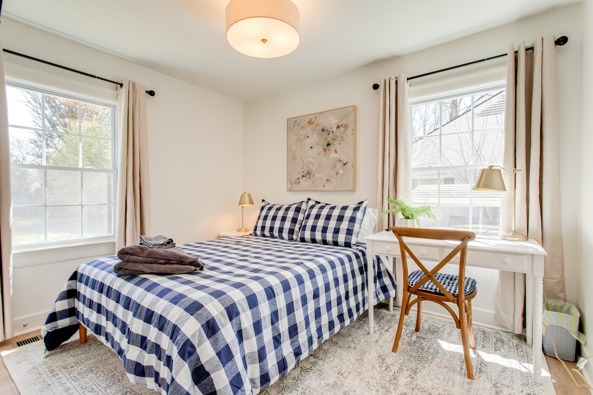 Კომფორტული ორადგილიანი საწოლი მეორე სტუმრების ოთახში.