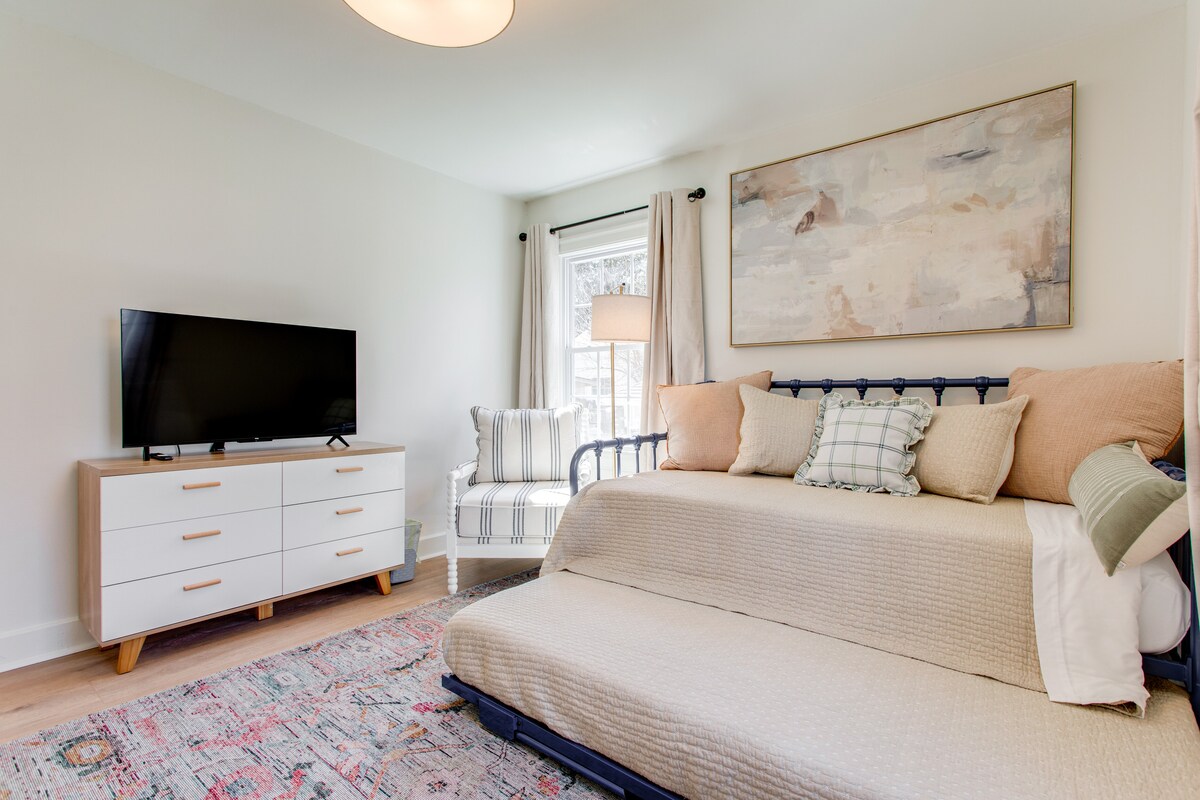 Მესამე საძინებელში არის დასაწოლი საწოლი (ორი ერთადგილიანი საწოლი).