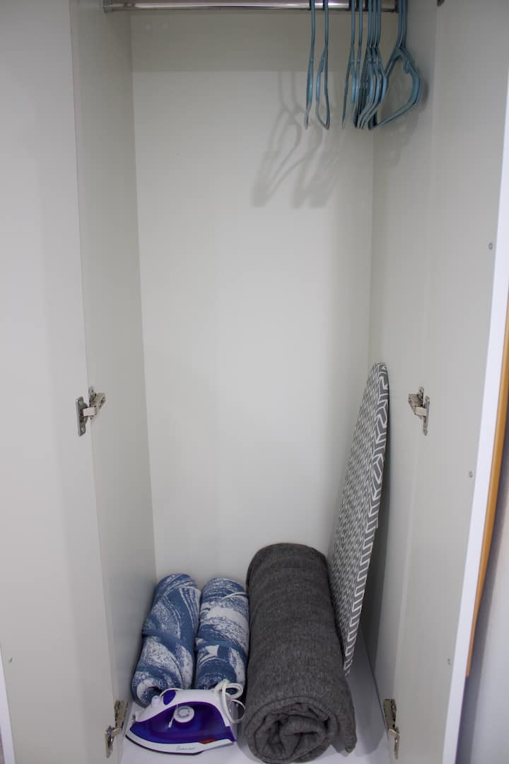 En el closet encontraras dos toallas de playa, una manta adicional, una tabla y una plancha.